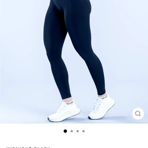 DFyne dynamic black leggings size small